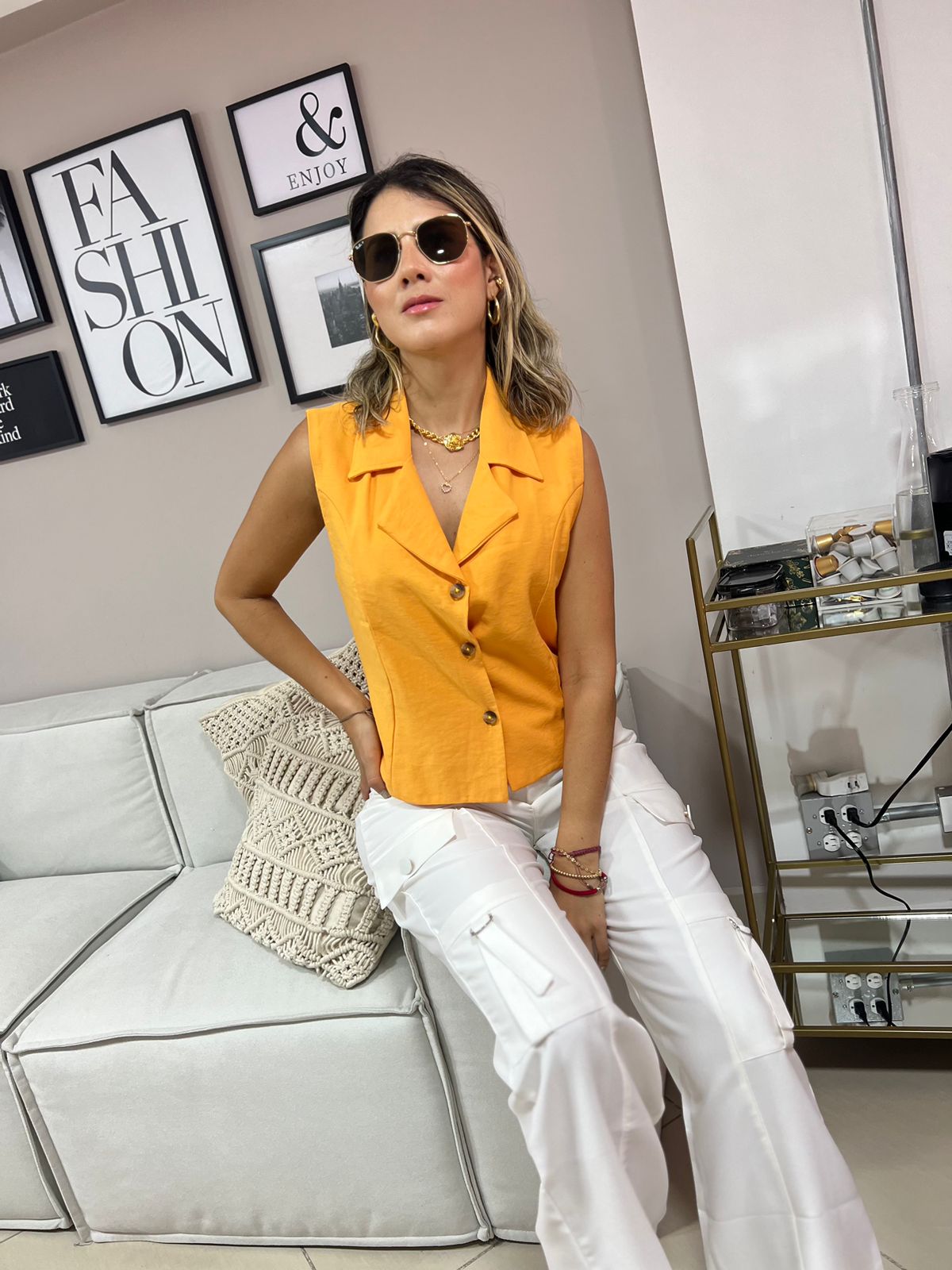 Chaleco con Botones Arenas para mujer de la marca Maral en tela de lino con botones adelante y cuello V.