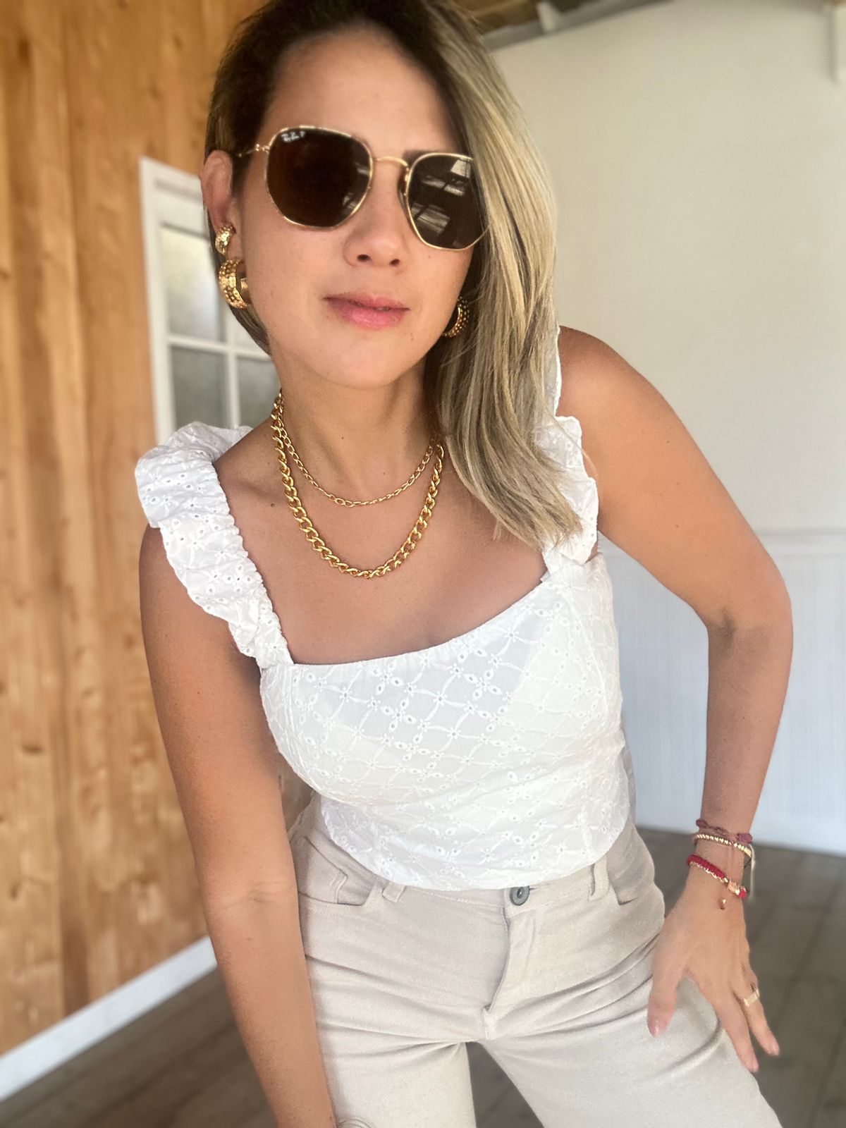 Blusa ojalillo Kala para mujer de Maral - Elegancia clásica con tiras de bolero y amarre en la espalda.
