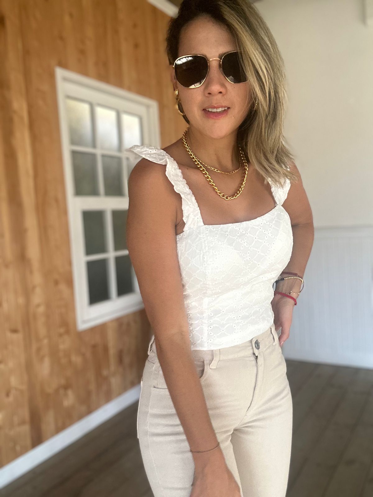 Blusa ojalillo Kala para mujer de Maral - Elegancia clásica con tiras de bolero y amarre en la espalda.