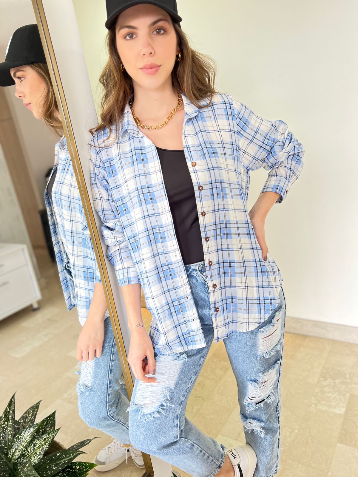 Blusa Jessi Cuadros de Maral, una prenda juvenil y versátil con estampado de cuadros y corte oversize.
