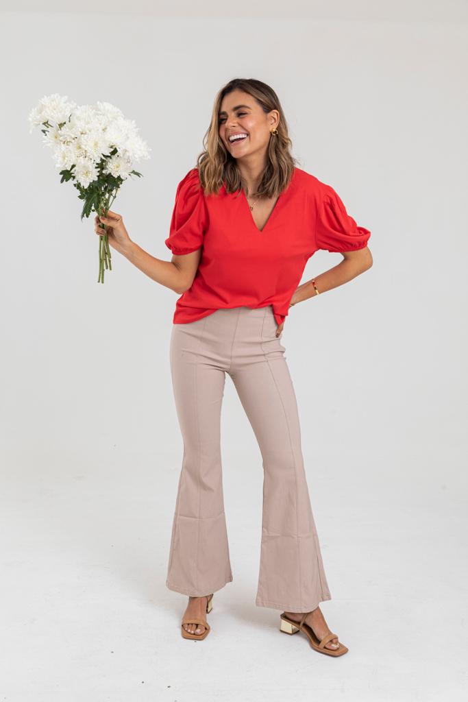 Blusa Kenda de Maral para mujer, cuello V, mangas bombachas, silueta suelta, elegancia contemporánea.