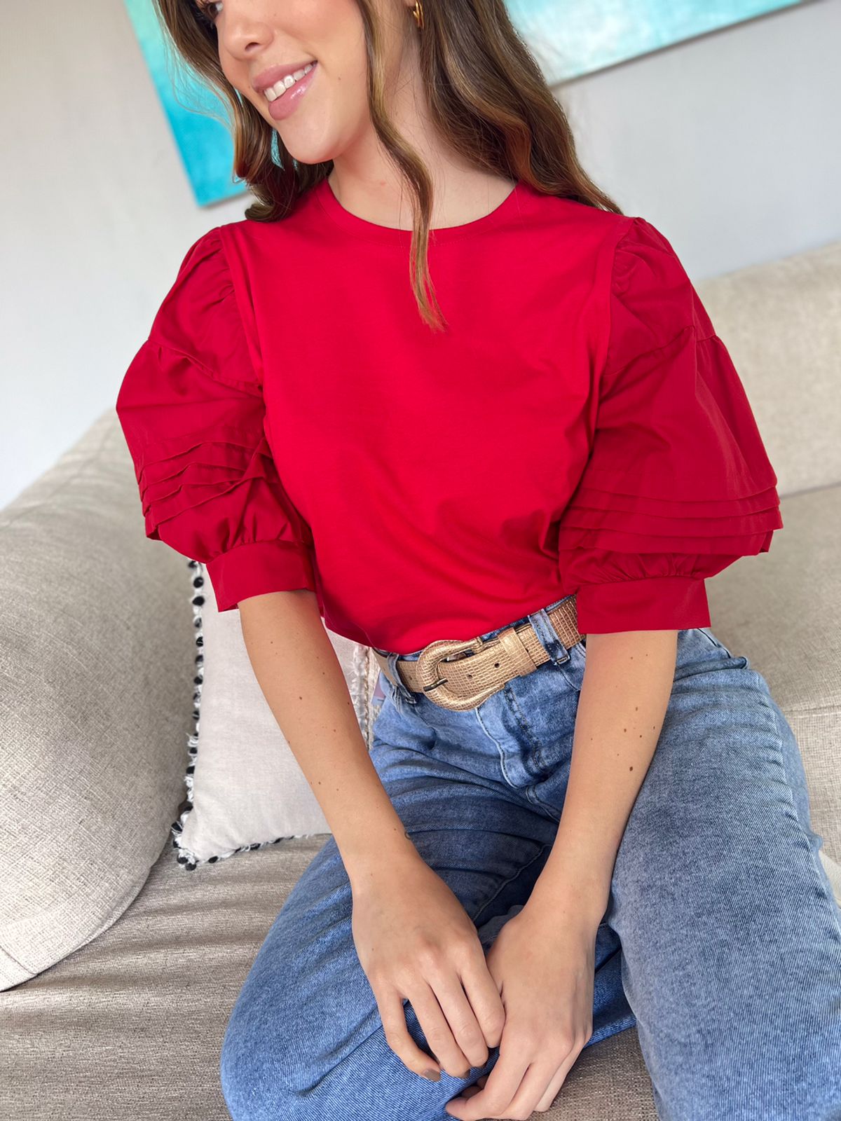 Silueta ajustada, dos colores, blanco y rojo. Estilo moderno para mujeres.