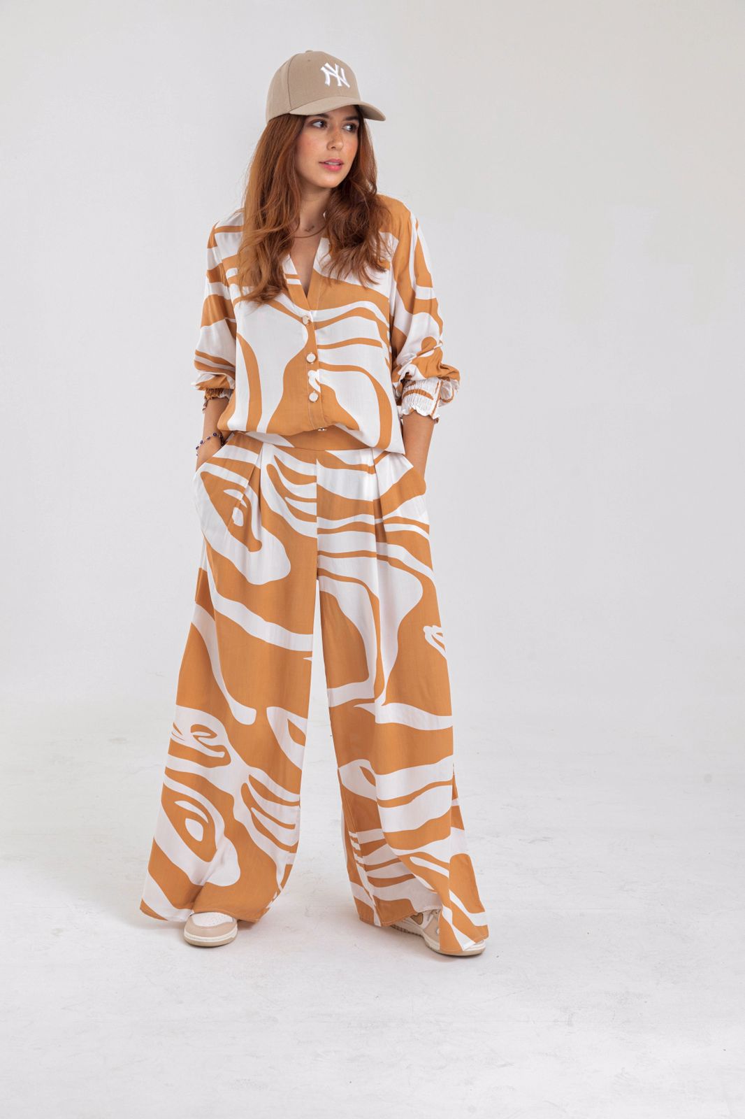 Conjunto de dos prendas, en colores naranja y camel, diseño suelto, juvenil e informal de la marca Maral.