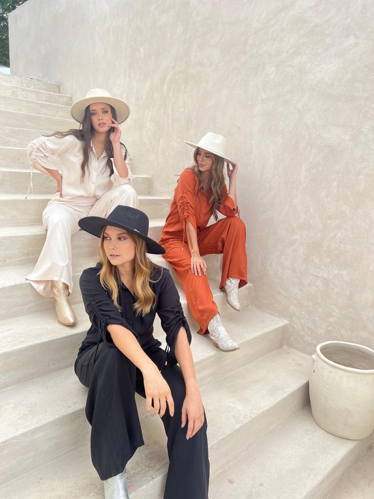 Conjunto de blusa manga larga y pantalón suelto con bolsillos de la marca Maral para mujer.