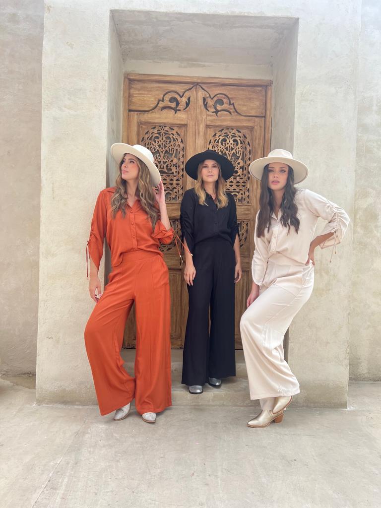Conjunto de blusa manga larga y pantalón suelto con bolsillos de la marca Maral para mujer.