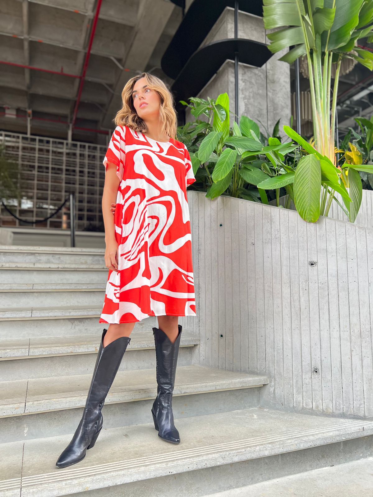 Vestido Oversize Talego de Maral en colores naranja y negro, con diseño colorido y sobre la rodilla.
