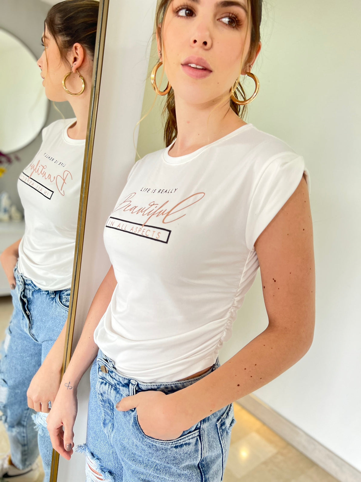 Blusa básica Grecia para mujer de tela crepe con estampado frontal y resortes laterales - Marca Maral.