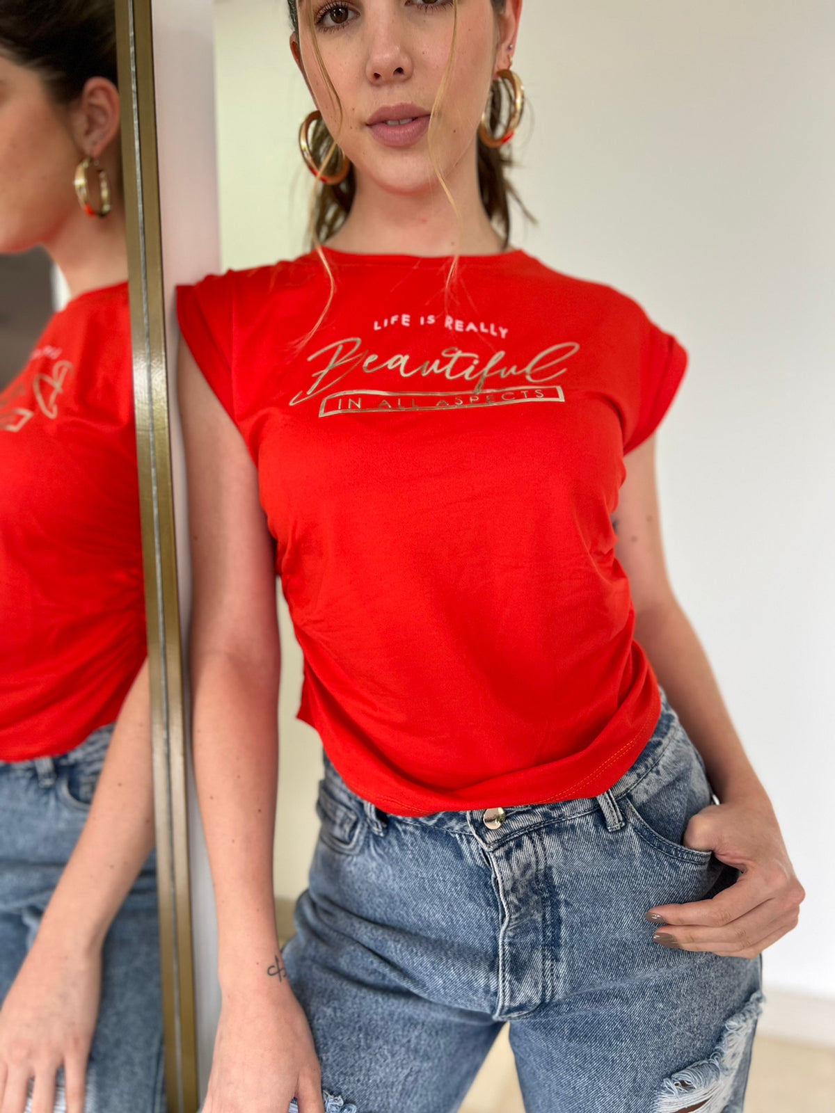 Blusa básica Grecia para mujer de tela crepe con estampado frontal y resortes laterales - Marca Maral.
