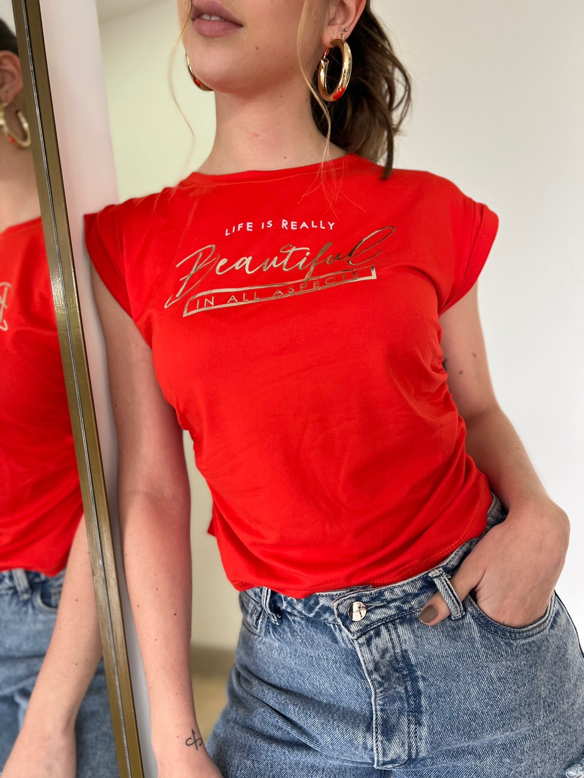 Blusa básica Grecia para mujer de tela crepe con estampado frontal y resortes laterales - Marca Maral.
