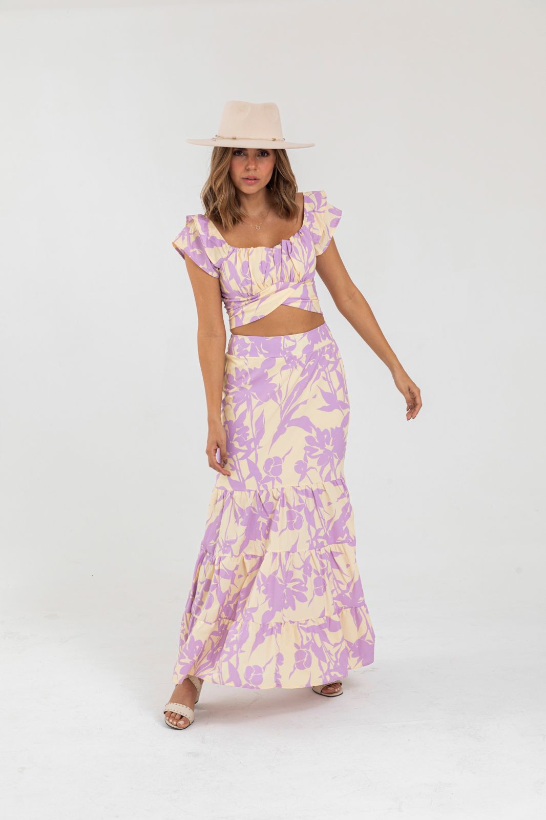 Falda Festival de Maral en set de estampados florales en tela de seda mango para mujer juvenil.