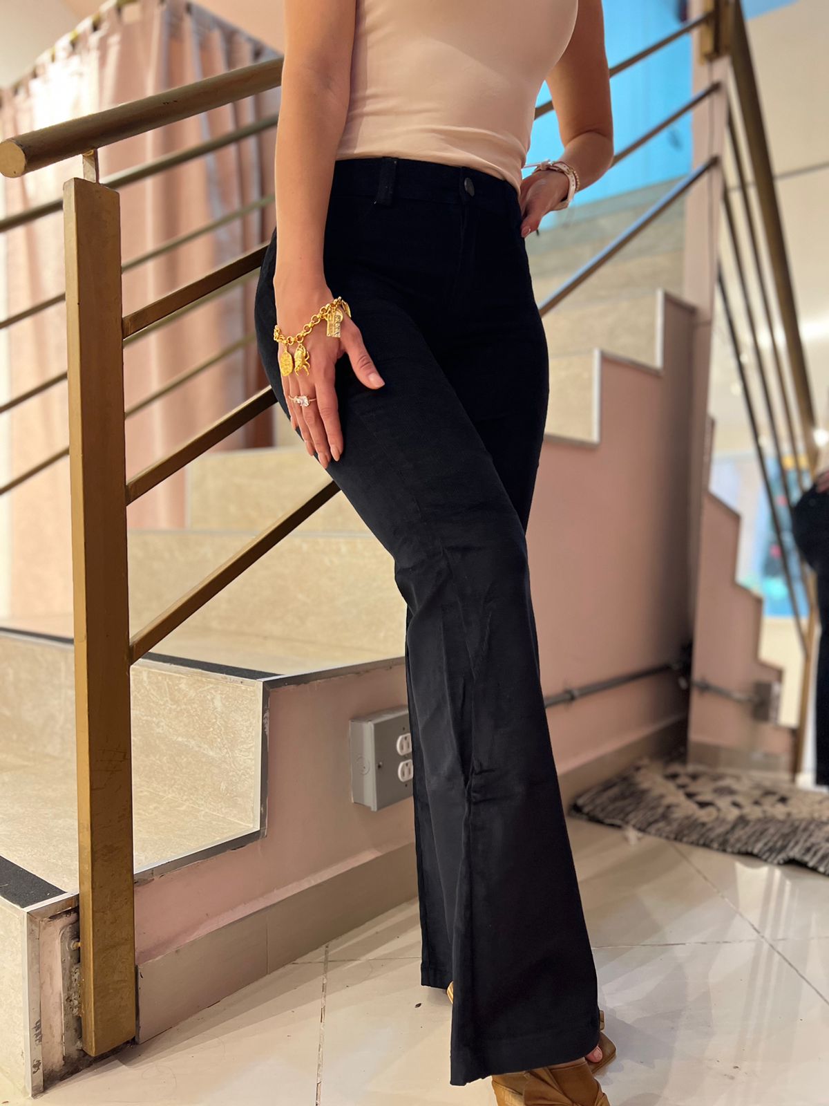Pantalón Aruba Maral de tela Cordoroy para mujer, moderno y elegante.