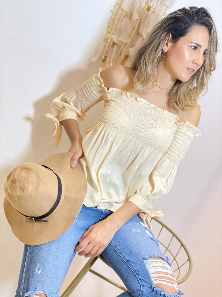 Blusa cuello bandeja Abejita para mujer de la marca Maral, con amarres en las mangas - Moderna y elegante.