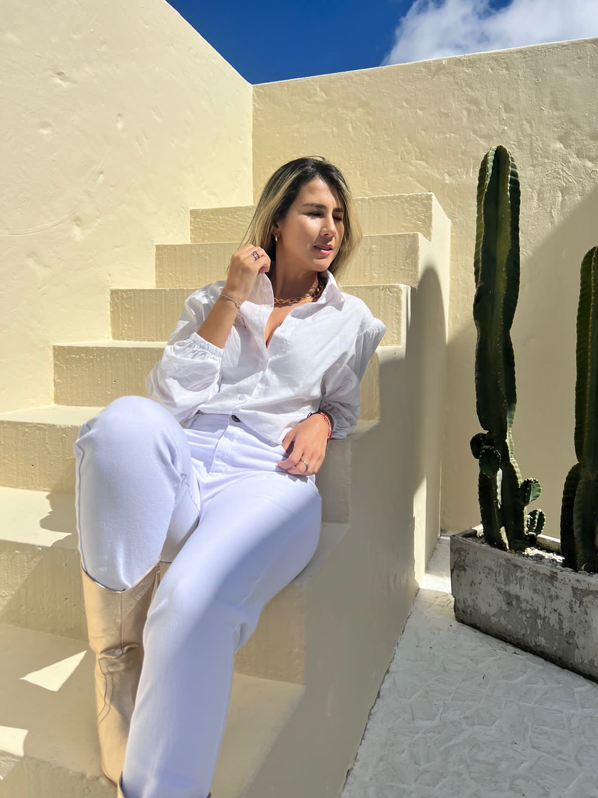 Blusa Ojalillo Naydu para mujer de la marca Maral: Elegancia clásica y comodidad en una sola prenda.
