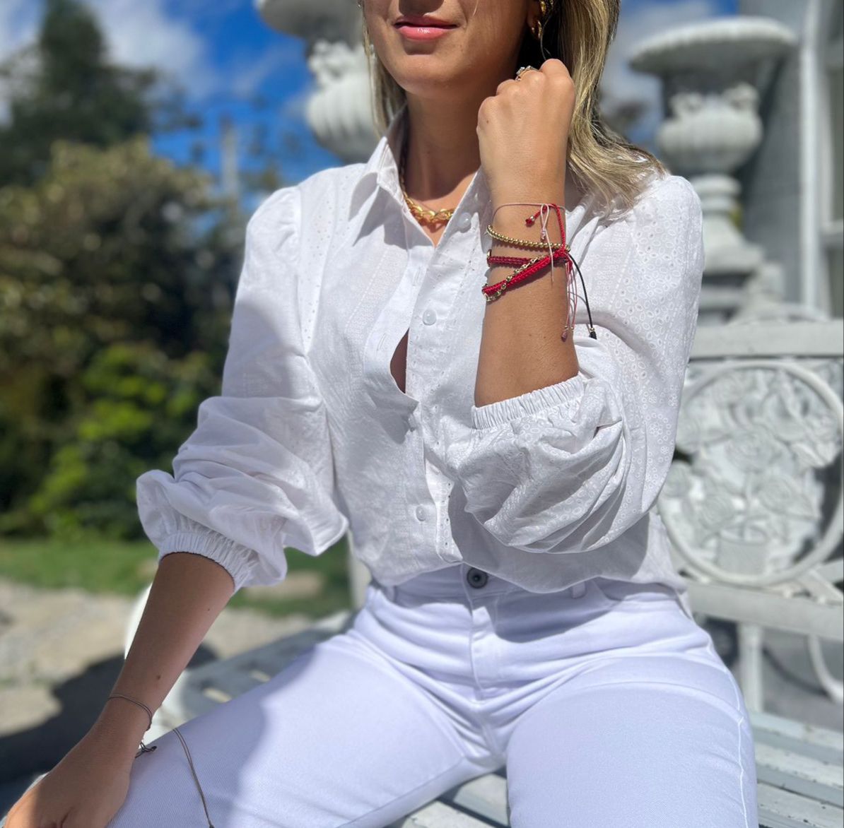 Blusa Ojalillo Naydu para mujer de la marca Maral: Elegancia clásica y comodidad en una sola prenda.