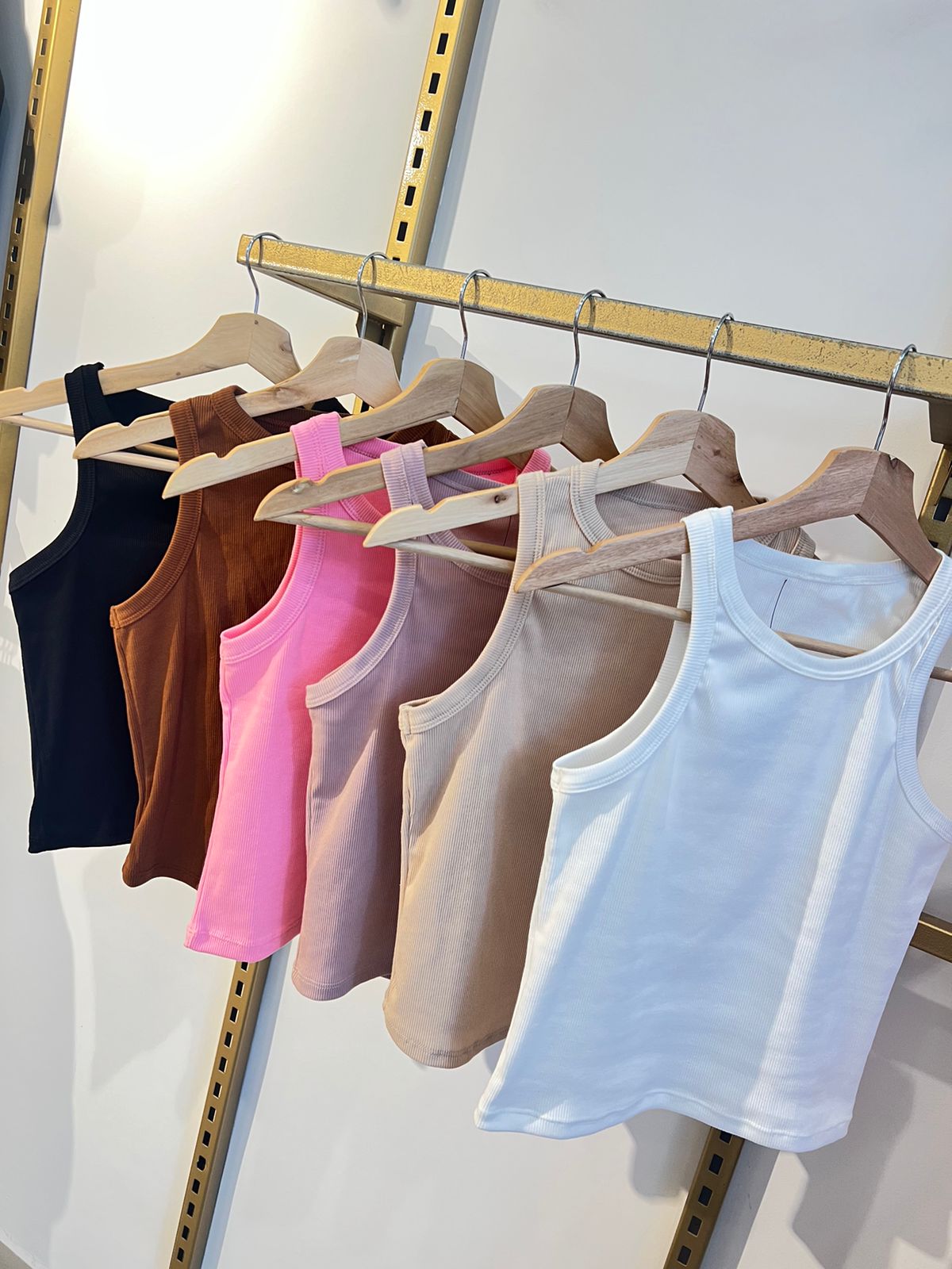 Blusa Básica Laurem para mujer de Maral en tela rib con manga esqueleto - estilo clásico y cómodo.