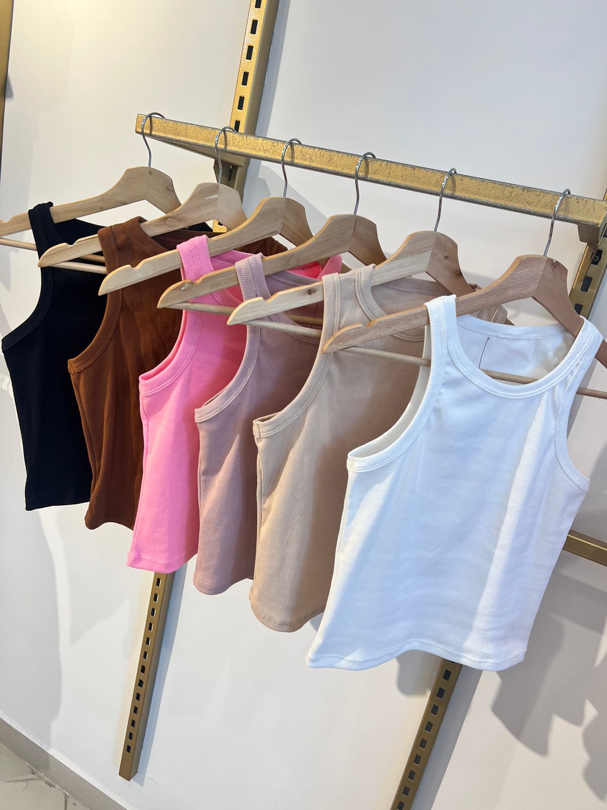 Blusa Básica Laurem para mujer de Maral en tela rib con manga esqueleto - estilo clásico y cómodo.