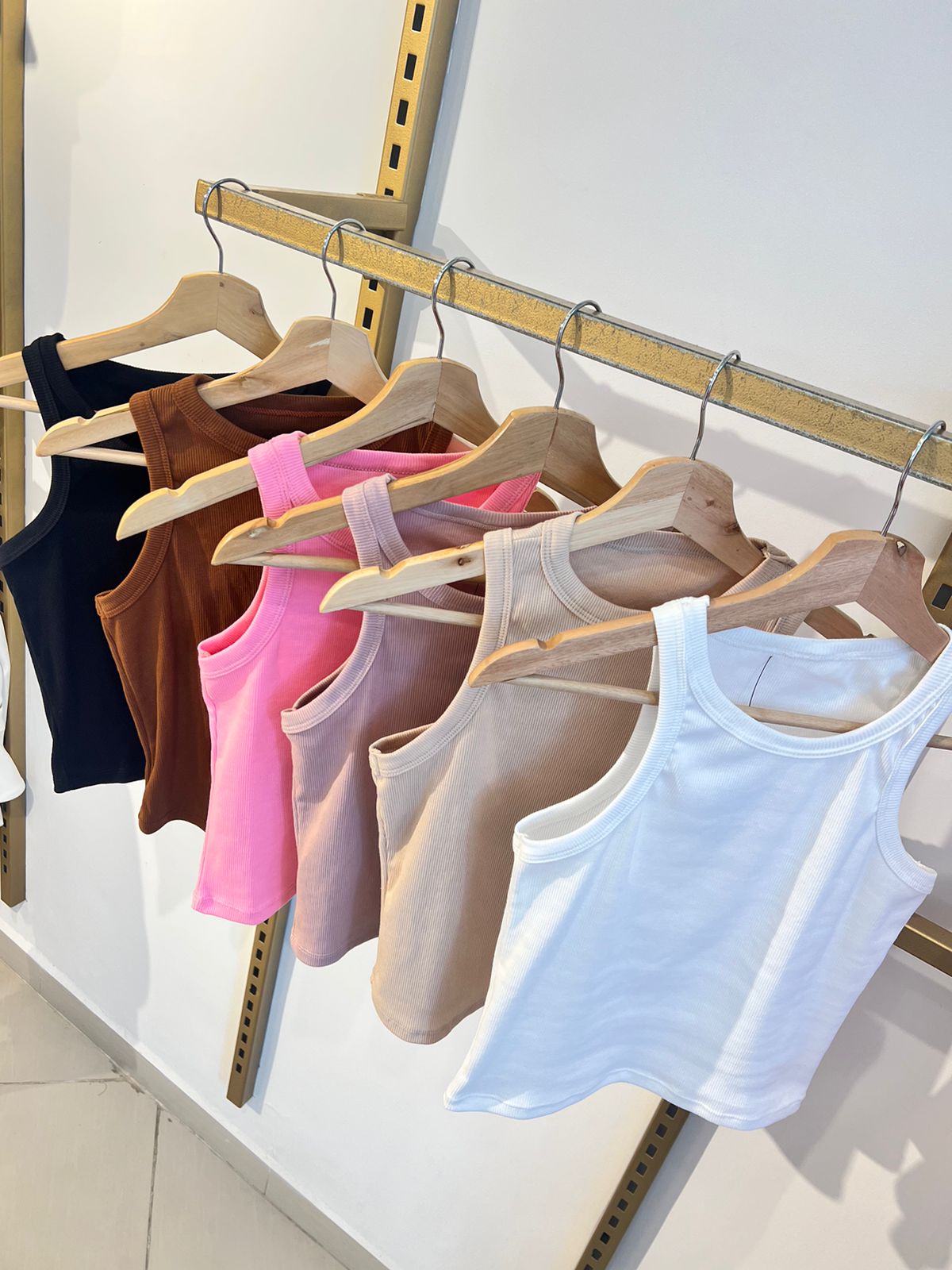 Blusa Básica Laurem para mujer de Maral en tela rib con manga esqueleto - estilo clásico y cómodo.