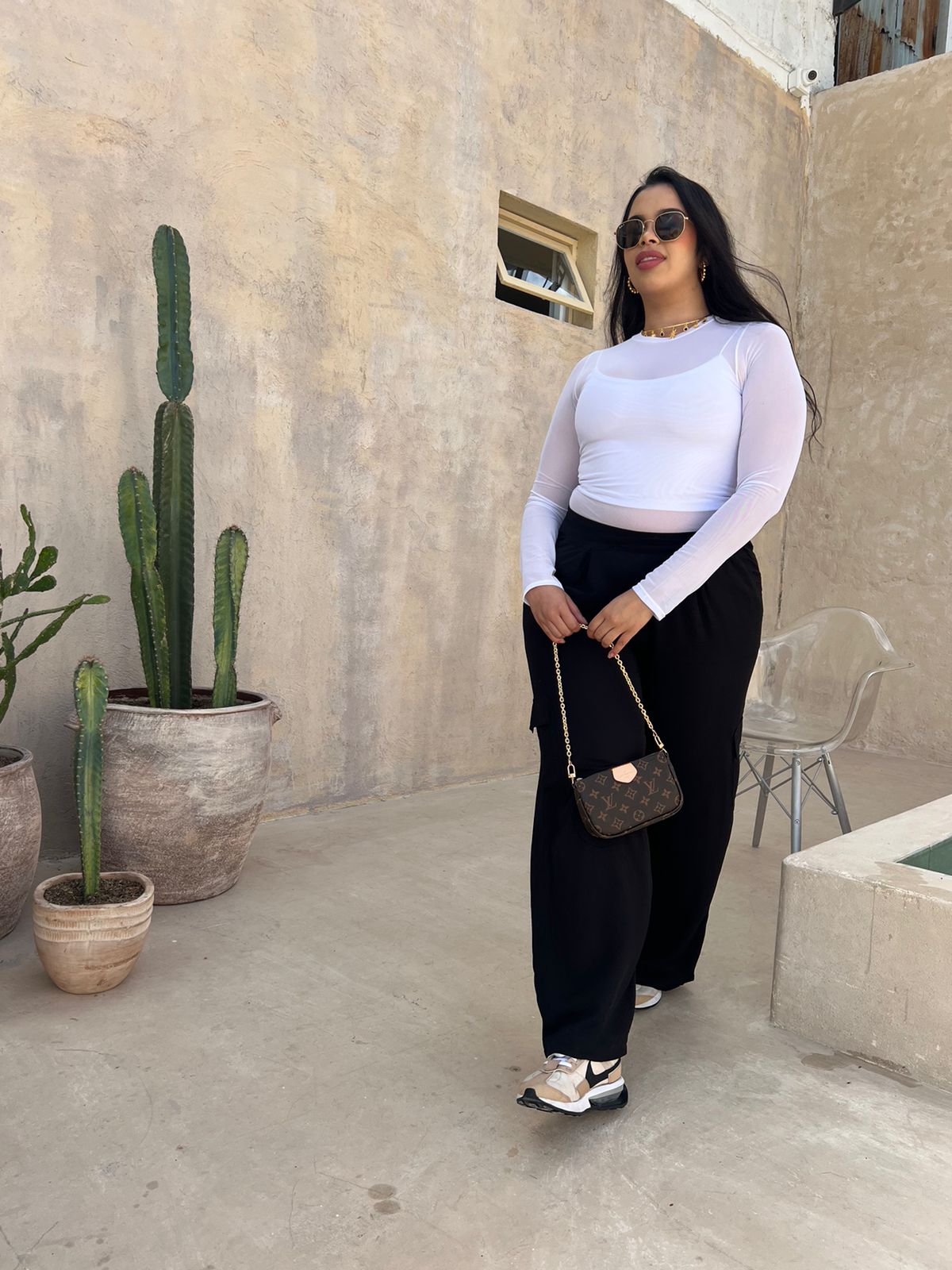 Blusa en maya Kenny de Maral para mujer, colores negro, blanco y café, estilo clásico.