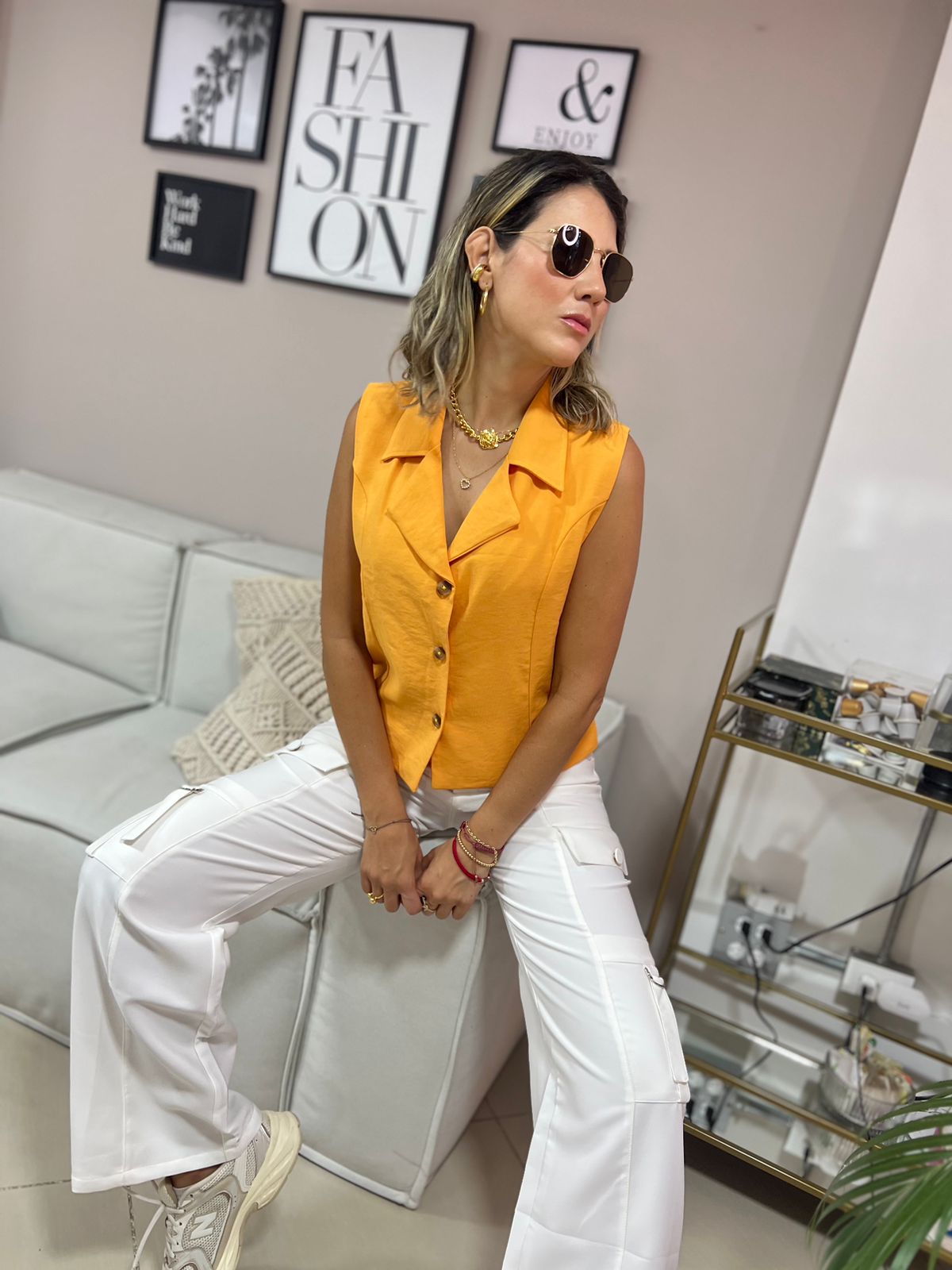 Chaleco con Botones Arenas para mujer de la marca Maral en tela de lino con botones adelante y cuello V.