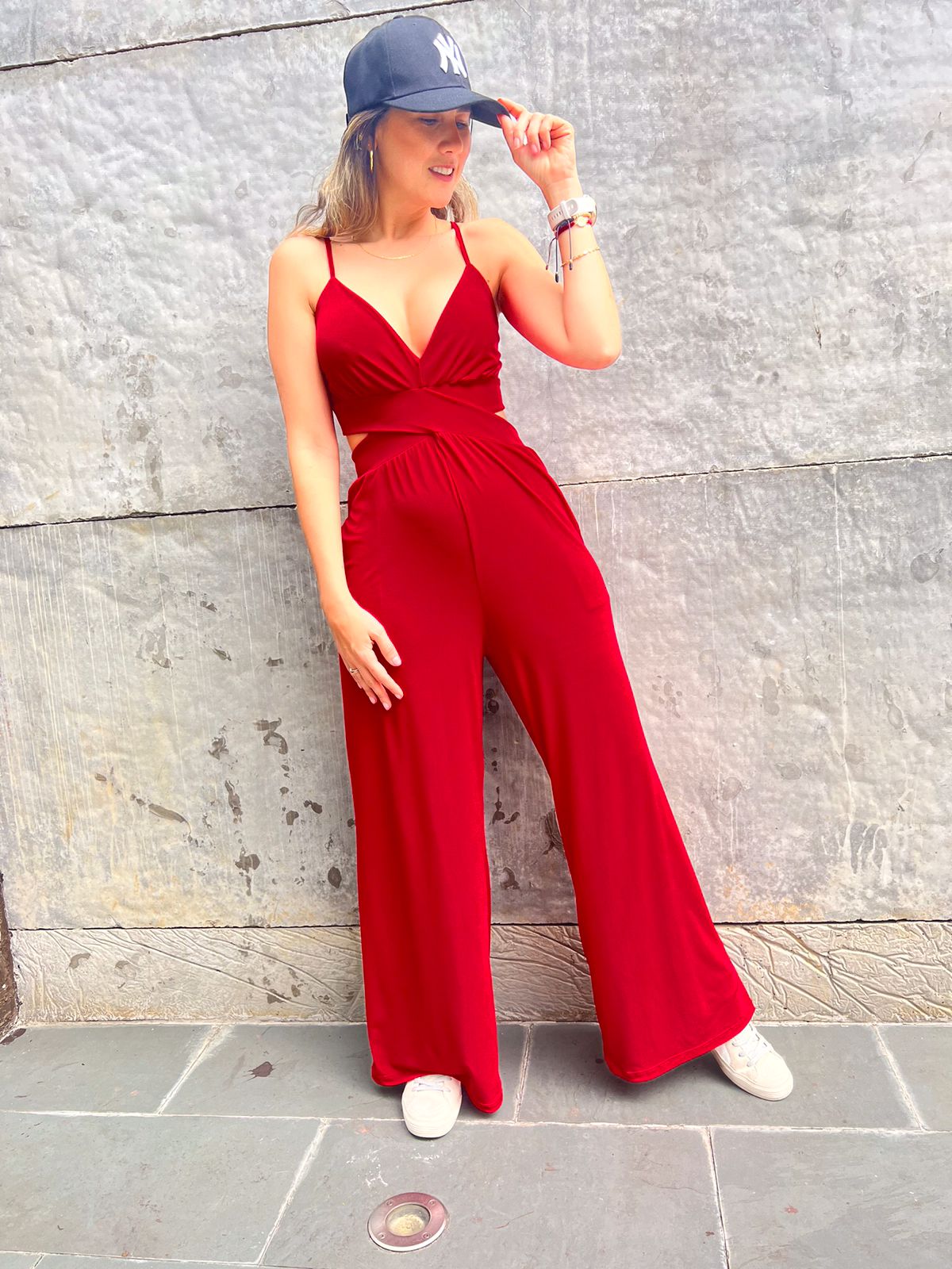 Enterizo Rojo Tatiana de Maral - Elegante y cómodo enterizo rojo para mujer con aberturas en la cintura. Confeccionado en 100% algodón de alta calidad. Silueta suelta y juvenil.
