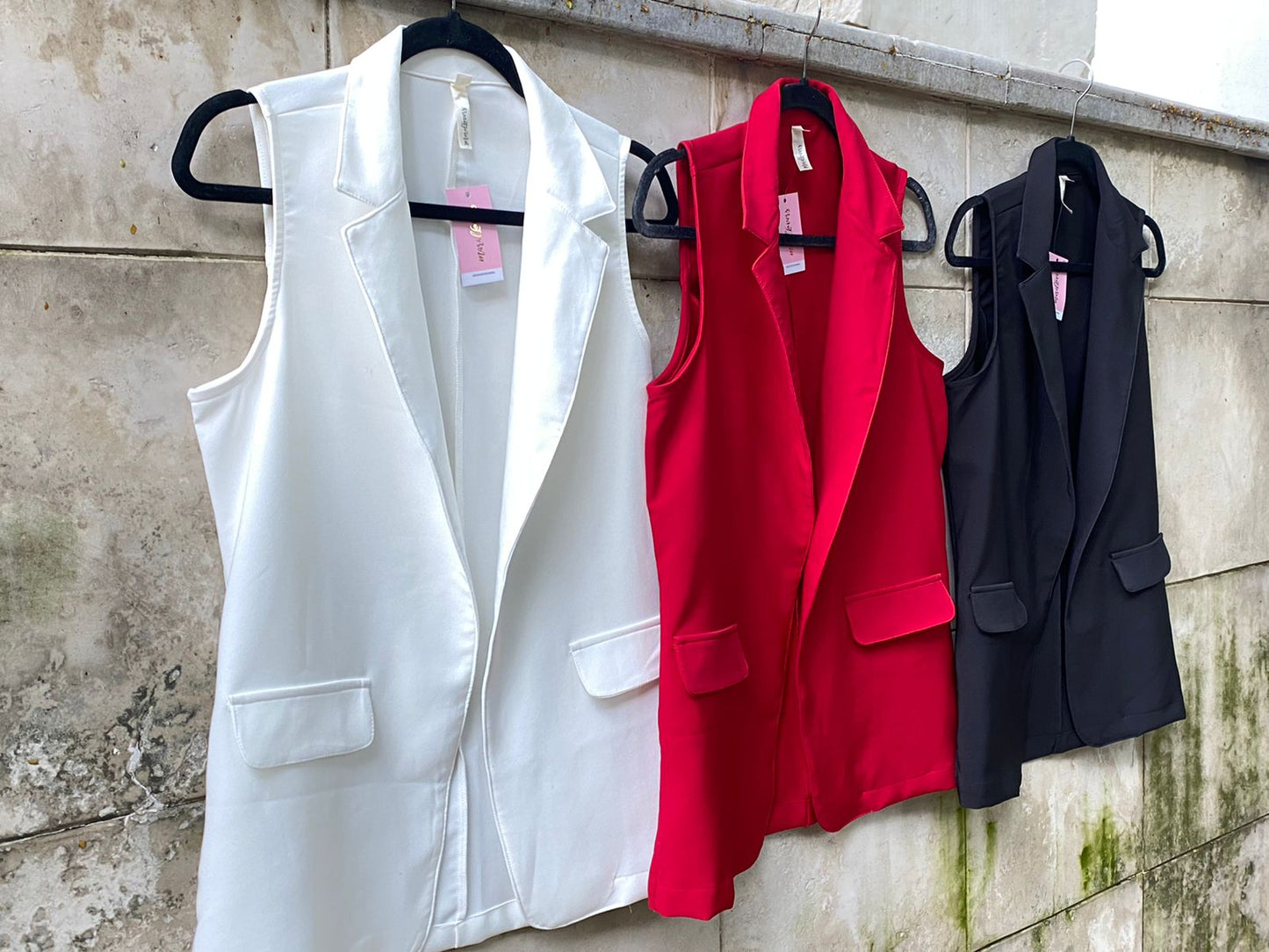 Chaleco Electra de Maral en colores negro, rojo y crudo para mujer, manga corta y silueta semi ajustada