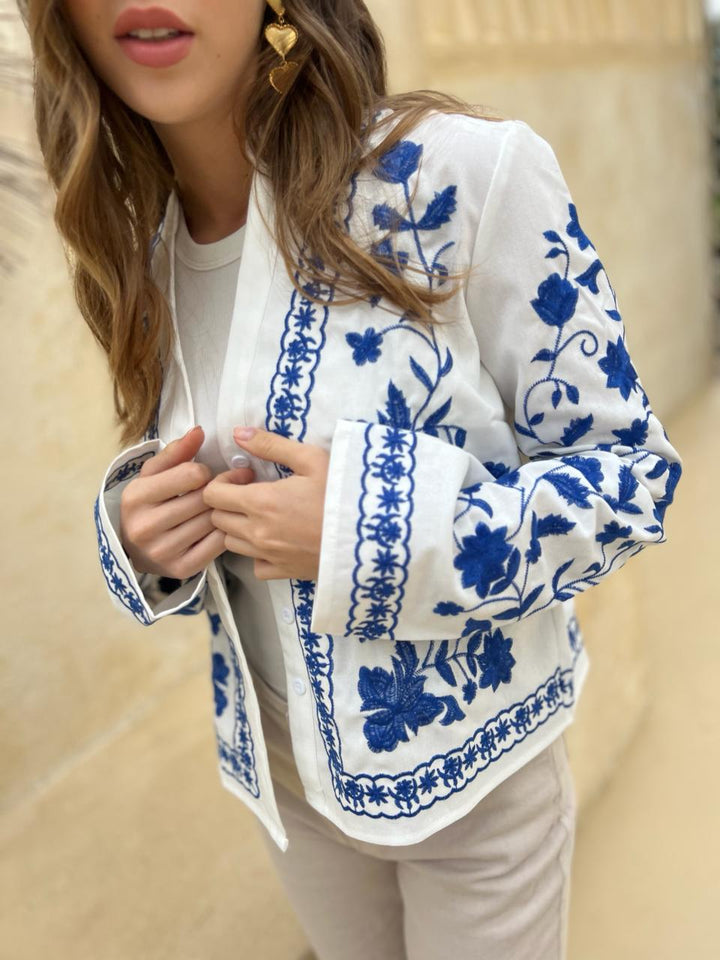 chaqueta blanca con bordado azul