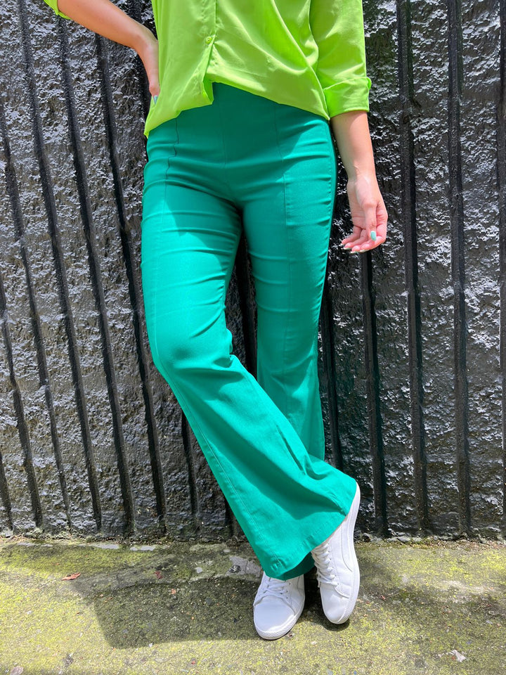 pantalon verde bota amplia