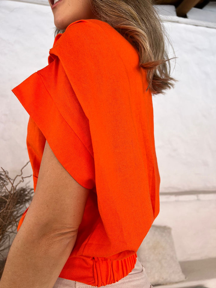 blusa naranja con recogido en hombros y botones