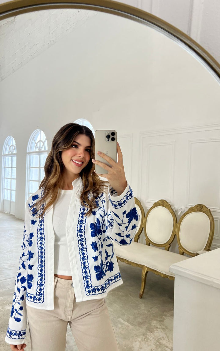 chaqueta blanca con bordado azul 