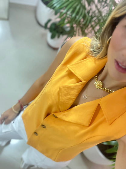 Chaleco con Botones Arenas para mujer de la marca Maral en tela de lino con botones adelante y cuello V.
