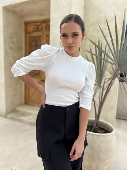 Blusa Clementina de Maral, elaborada en algodón con detalles en las mangas y cuello redondo para mujer.