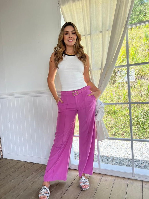 pantalon morado con bolsillos laterales y cinturon