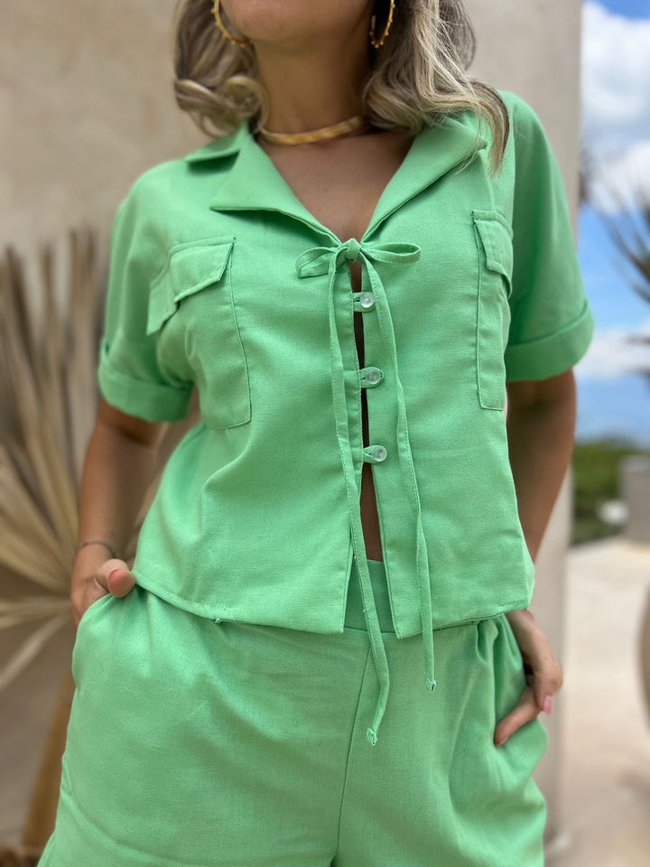 set verde camisa con tiras para anudar en frente short con bolsillos laterales