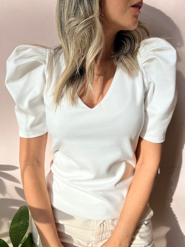 blusa blanca con manga englobada cuello v