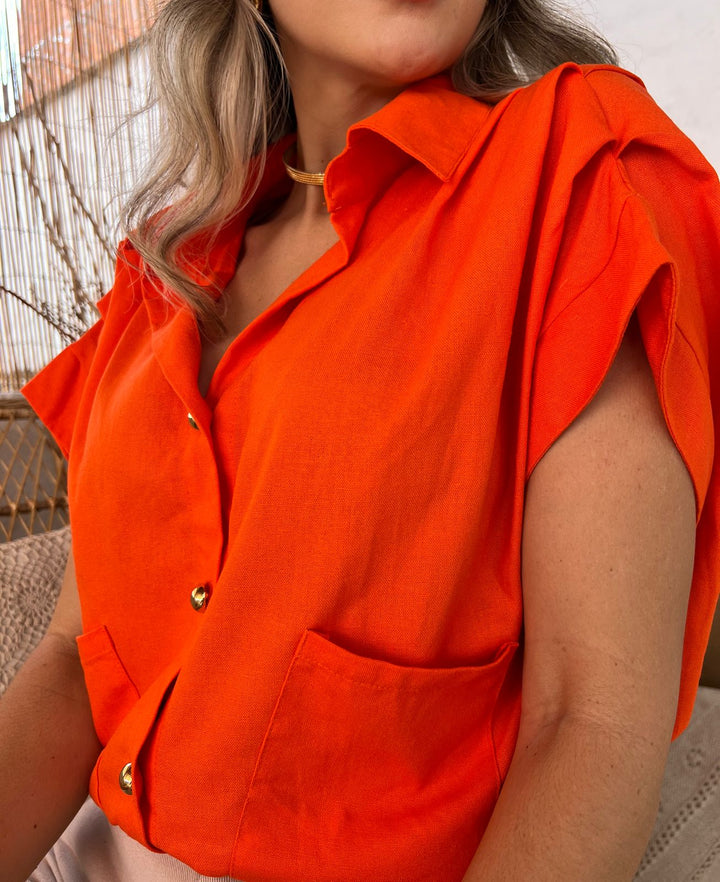 blusa naranja con recogido en hombros y botones 