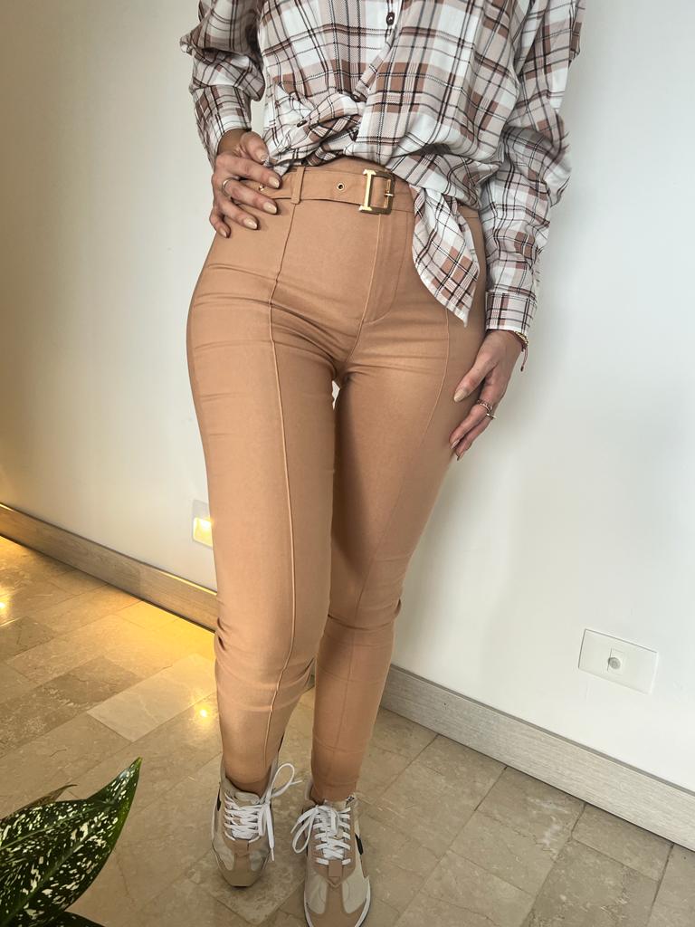 Pantalón Skinni Dante de Maral, ajustado y cómodo para mujeres, con cinturón extraíble y bolsillos laterales